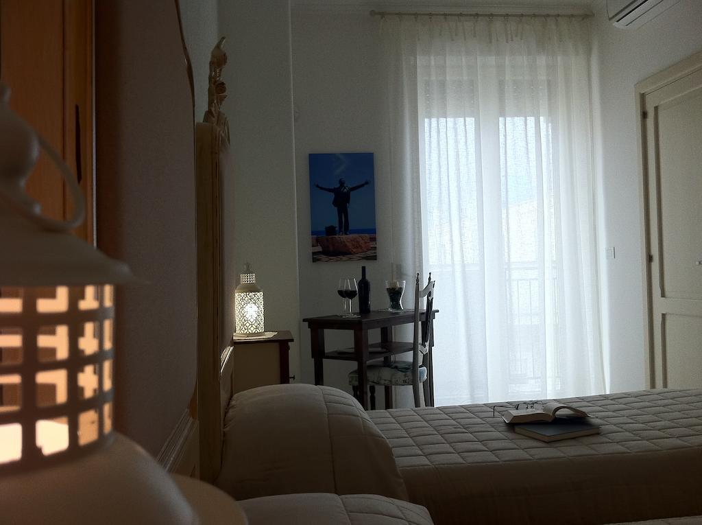 Dimora Delle Rondini Bed and Breakfast Polignano a Mare Rum bild