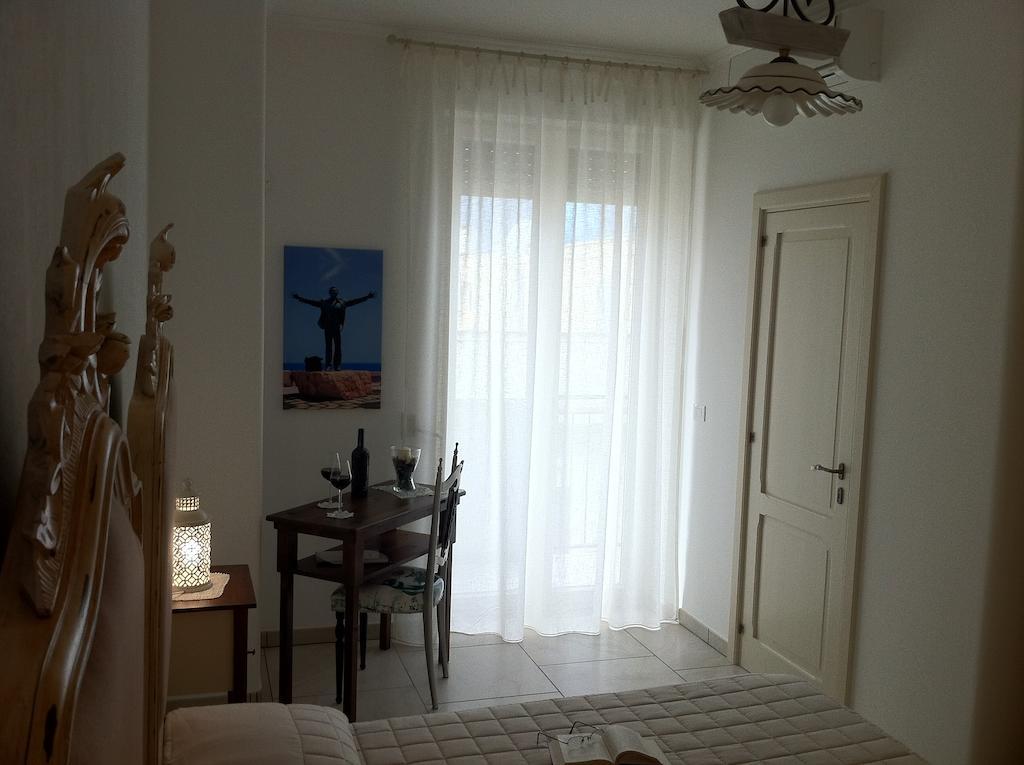 Dimora Delle Rondini Bed and Breakfast Polignano a Mare Rum bild