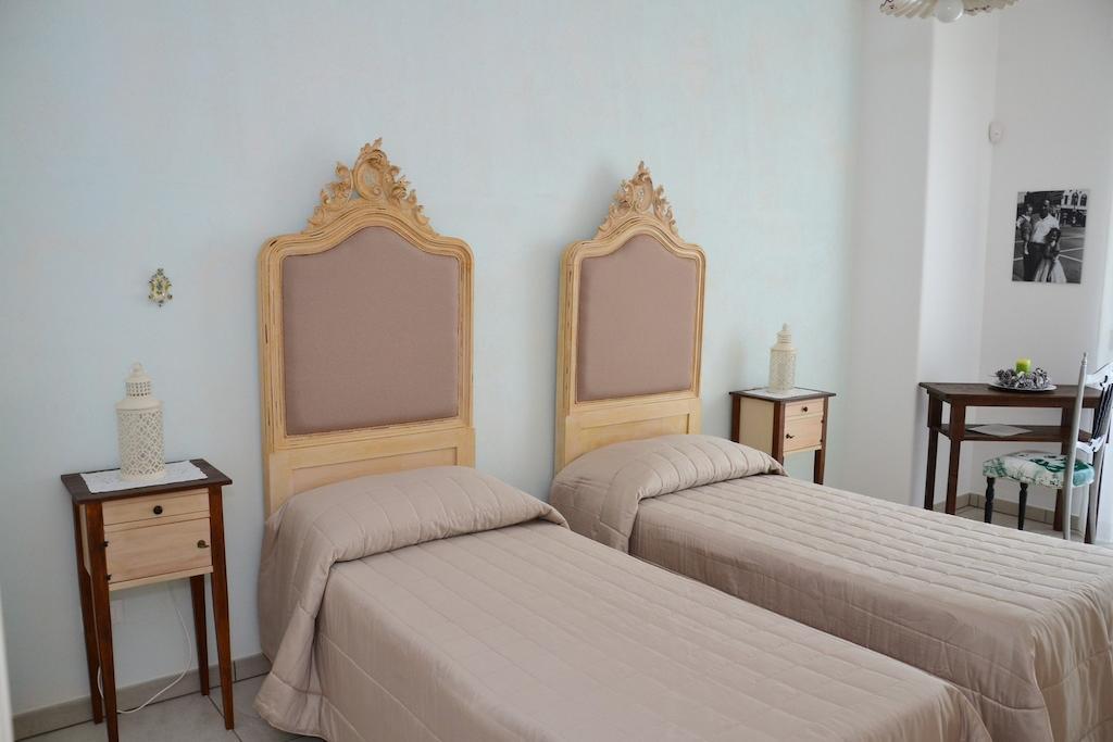 Dimora Delle Rondini Bed and Breakfast Polignano a Mare Rum bild